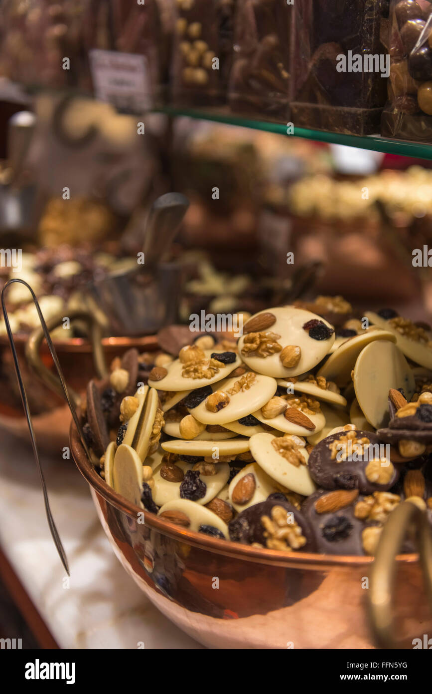 Des chocolats belges sur l'affichage dans une boutique de chocolat à Bruxelles, Belgique, Europe Banque D'Images