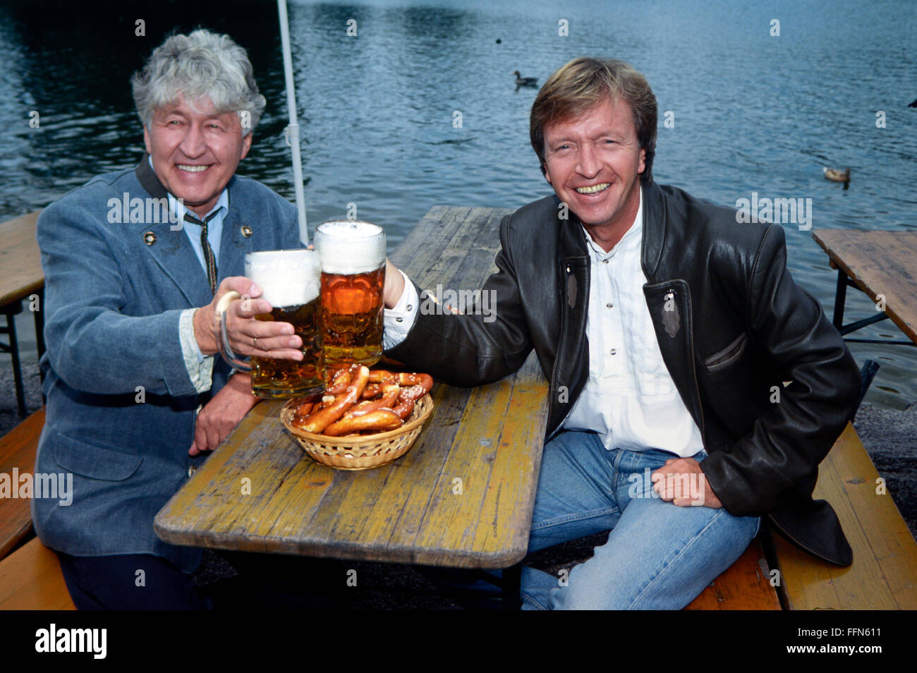 Fischer, Gotthilf, * 11.2.1928, musicien allemand (maître d'arrêt), demi-longueur, avec Werner Schulze-Erdel, lors de l'enregistrement de la télécast "Guten Morgen Deutschland" (Bonjour Allemagne), Seehaus, Munich, 8.8.1993, Banque D'Images