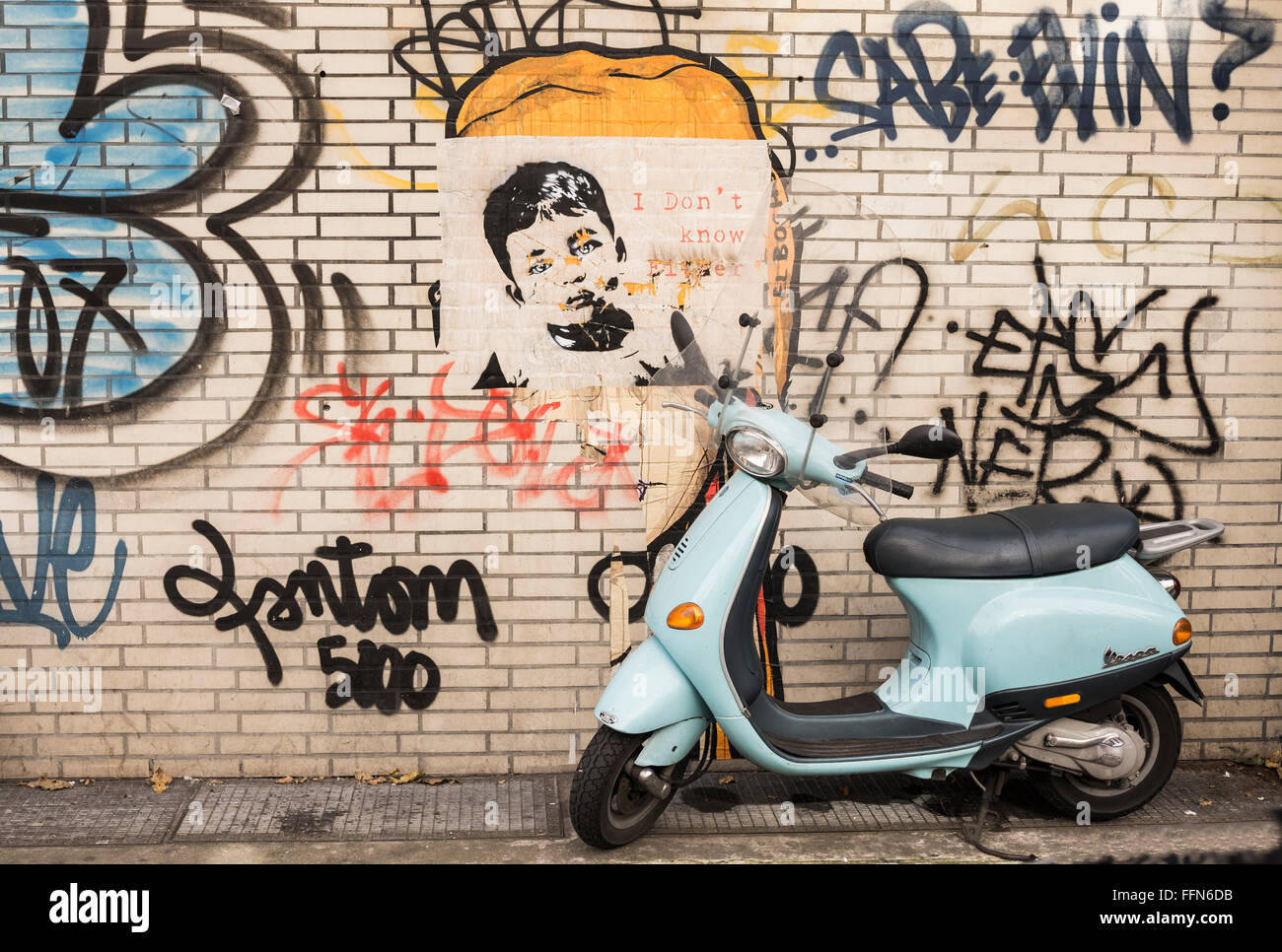Graffito pochoir sur un mur de briques montrant un jeune garçon et d'un texte qui se lit comme suit : je ne sais pas non plus Banque D'Images