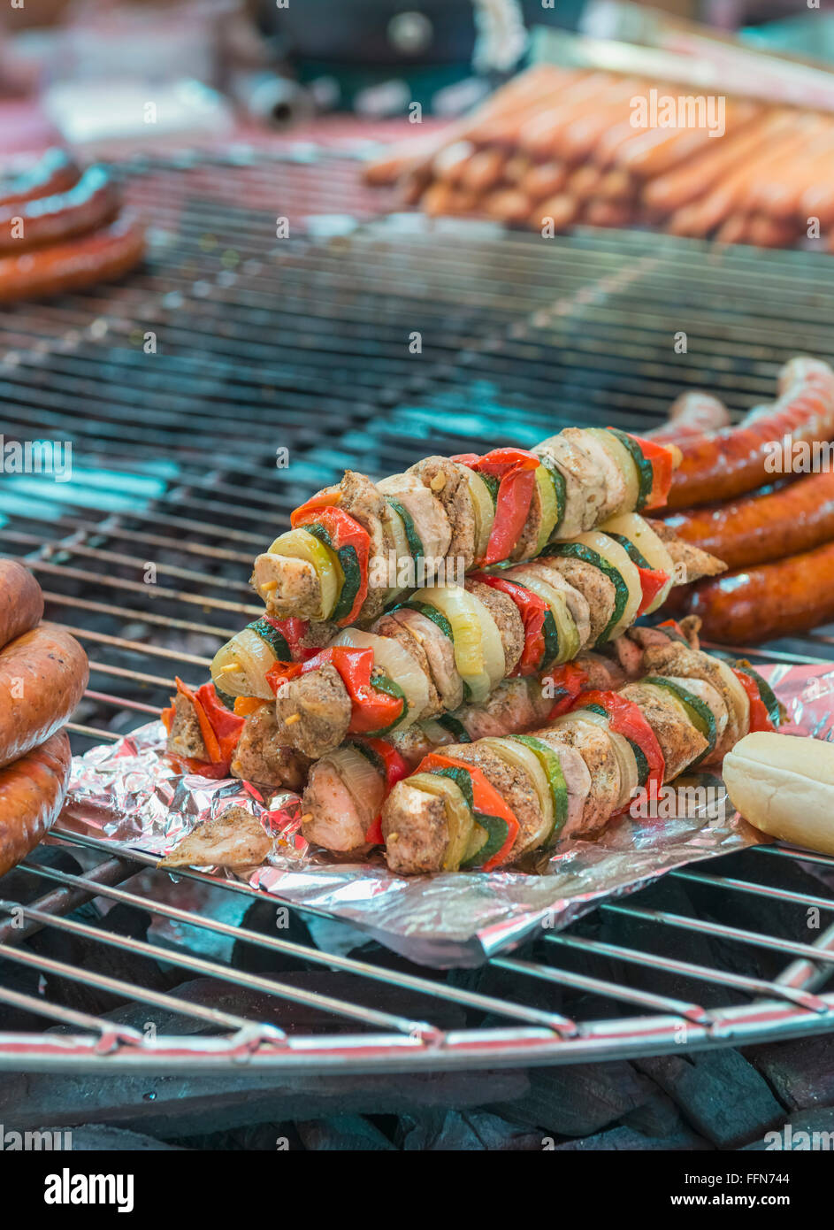 Les saucisses et les brochettes sur l'affichage sur un grill dans le vieux marché de la ville de Gand, Belgique, Europe Banque D'Images