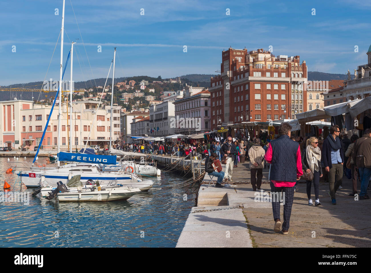 Trieste waterfront avec les étals du marché, Trieste, Italie, Europe Banque D'Images
