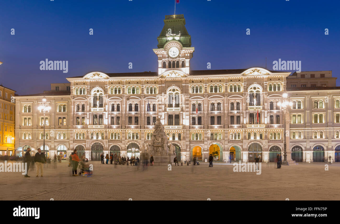 Ville de Trieste, Italie - édifice municipal à la tête de la Piazza Unità d'Italia place principale dans le centre-ville de nuit avec des touristes Banque D'Images