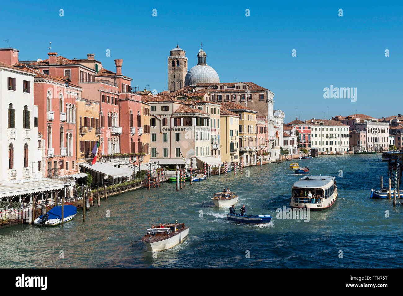 Le Grand Canal de Venise Venise, Italie, Europe avec des bateaux et des touristes en été / automne Banque D'Images