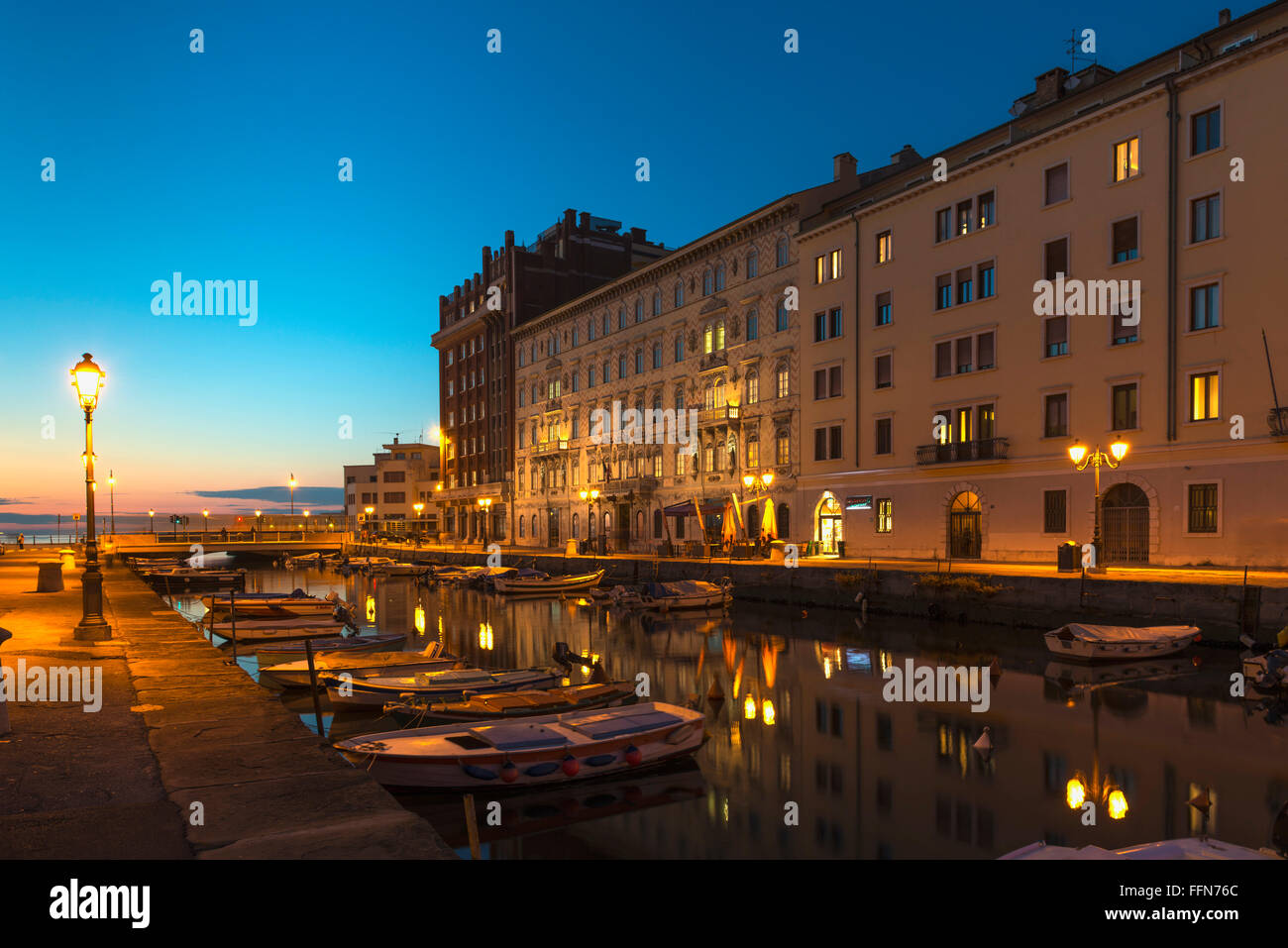 Le Grand Canal (Canale Grande) à Trieste, Italie, Europe la nuit Banque D'Images