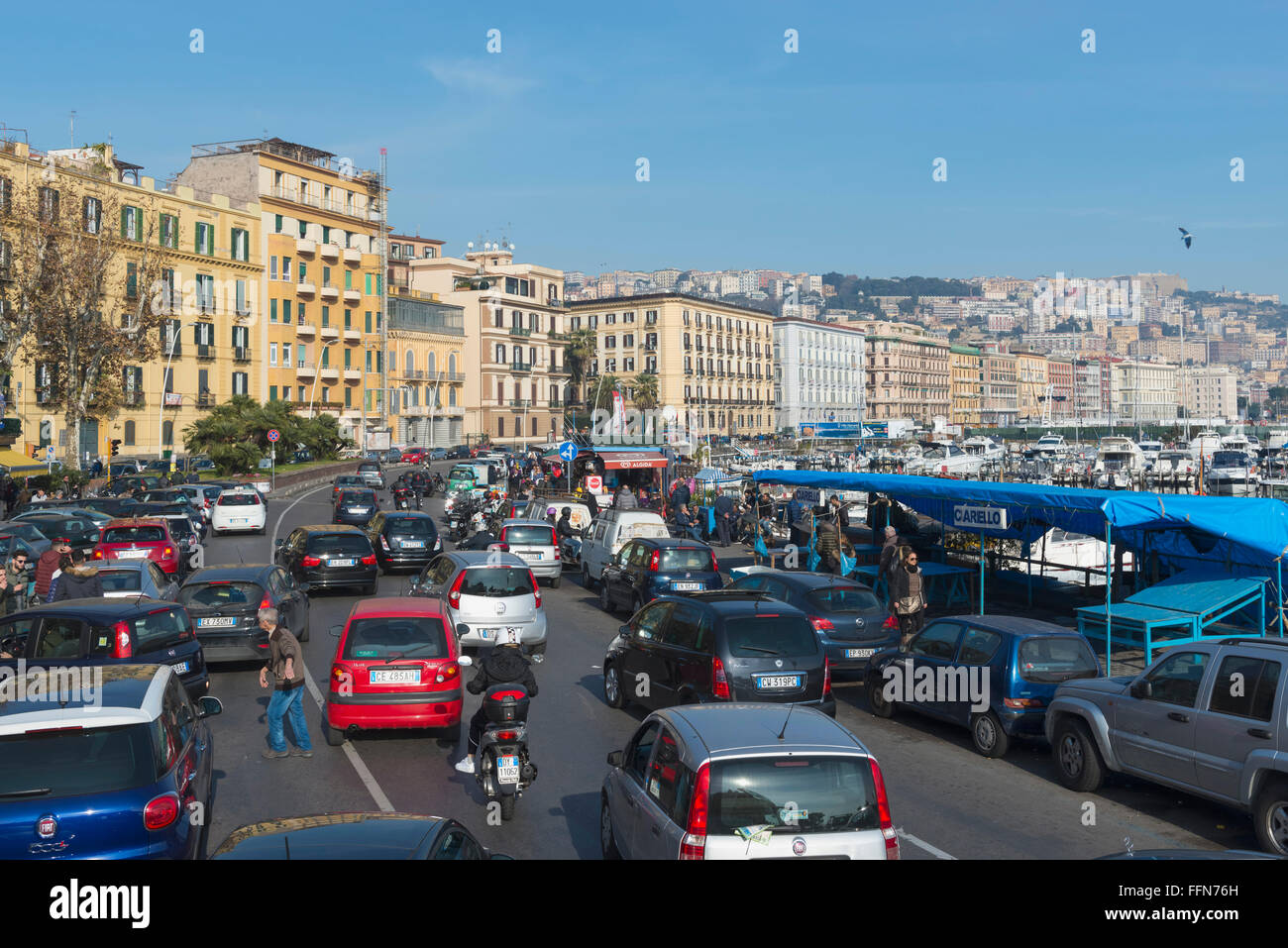 Embouteillage dans le centre-ville de Naples, Italie, Europe Banque D'Images
