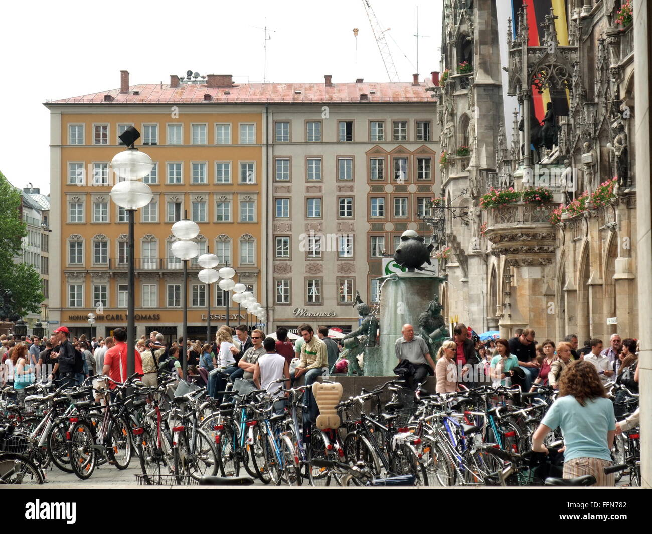 Géographie / voyage, Allemagne, Bavaria, Munich, places, Marienplatz, les piétons à Fischbrunnen (fontaine), Additional-Rights Clearance-Info-Not-Available- Banque D'Images