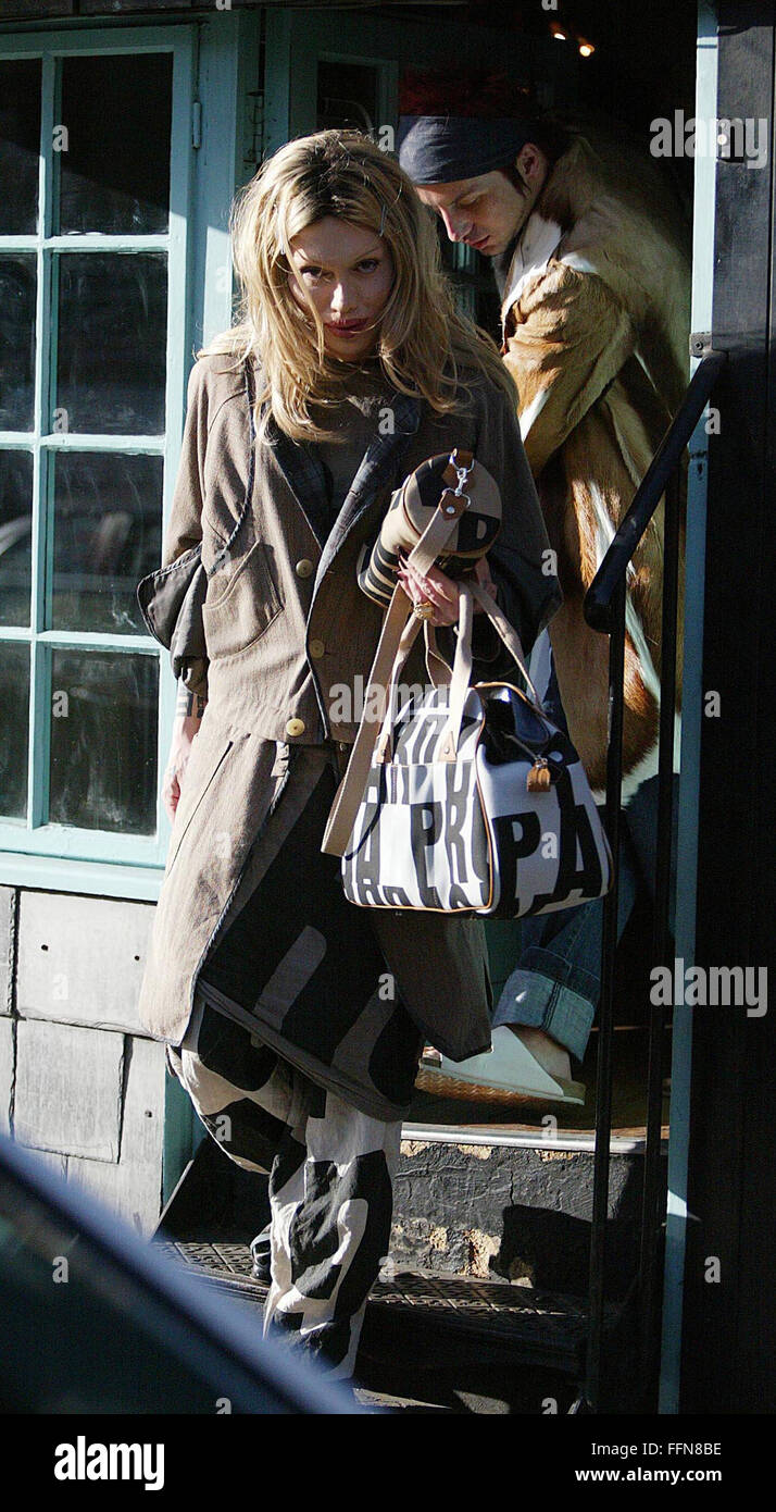 Pete Burns achète anneau d'or au Vivienne Westwoods shop worlds end Londres 8 photos (crédit de droit©Jack Ludlam) Banque D'Images