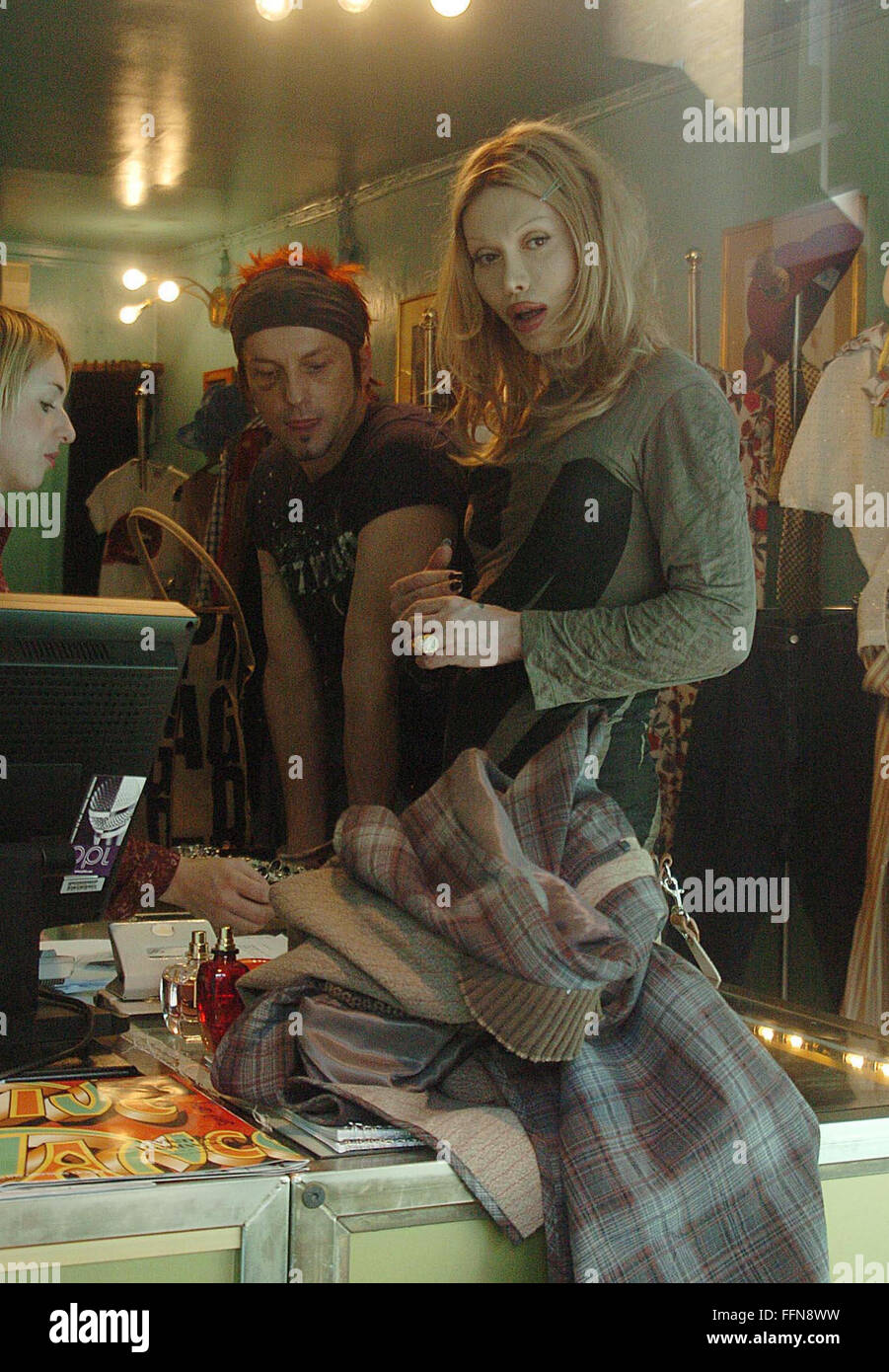 Pete Burns achète anneau d'or au Vivienne Westwoods shop worlds end Londres 8 photos (crédit de droit©Jack Ludlam) Banque D'Images