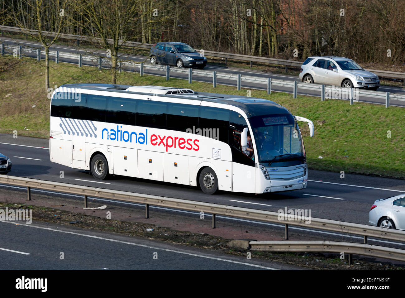 National Express Coach sur l'autoroute M40, dans le Warwickshire, Royaume-Uni Banque D'Images