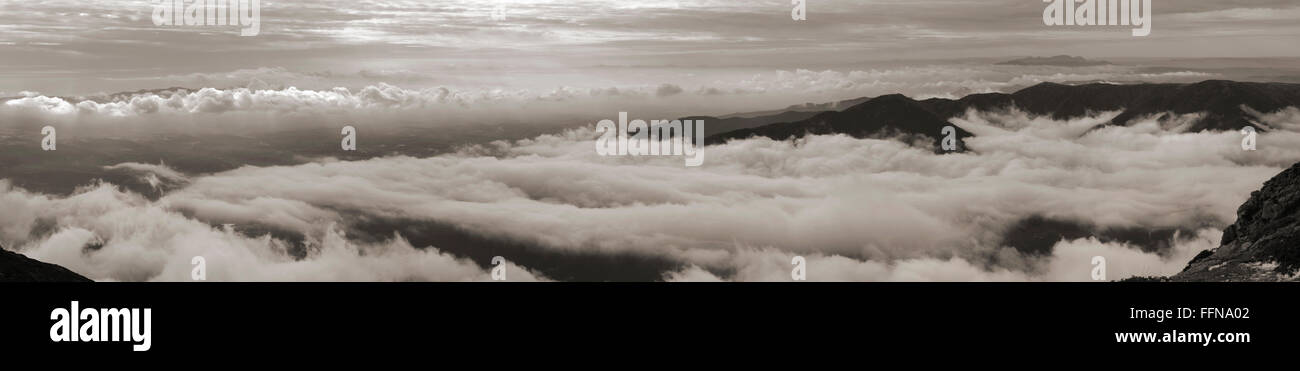 Le noir et blanc vue panoramique depuis le Turó de l'Home (Montseny) mountain, Barcelone, Catalogne, Espagne. Banque D'Images