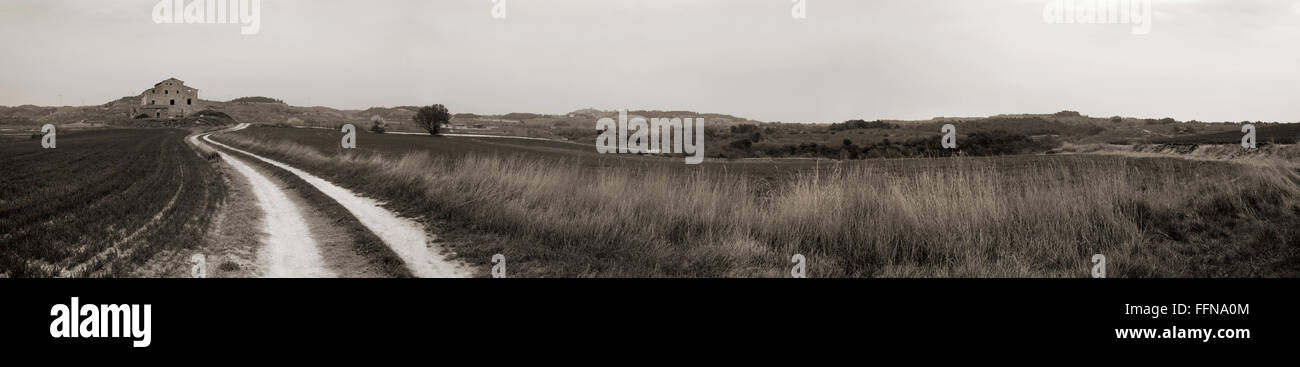 Vue panoramique d'une vieille maison de campagne près de Santa Coloma de Queralt, Tarragone, Catalogne, Espagne. Banque D'Images