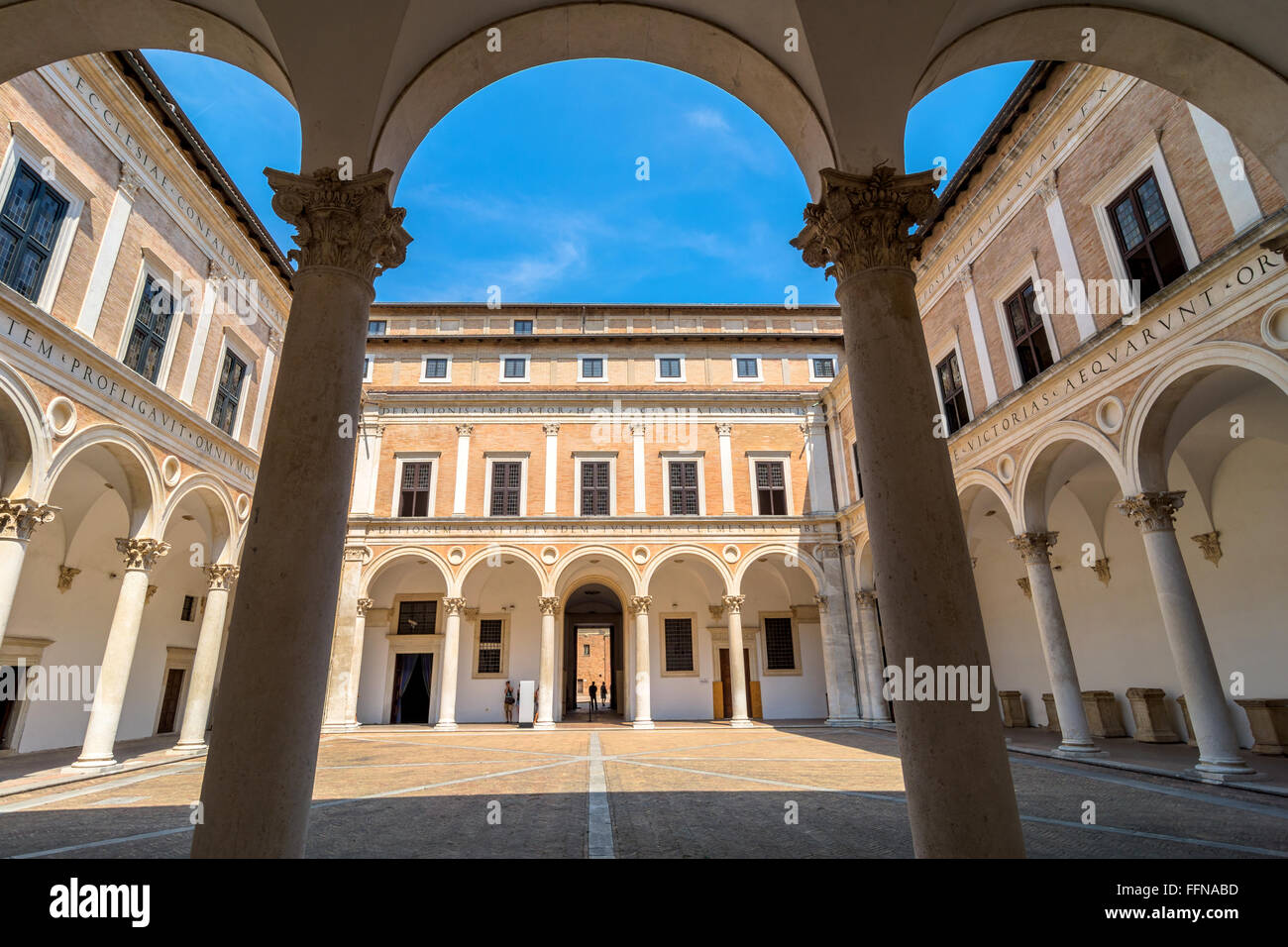 Palais Ducal cour avec les touristes à Urbino, Italie. Banque D'Images