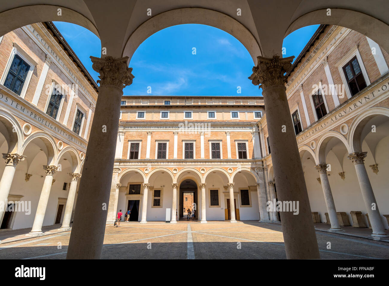 Palais Ducal cour avec les touristes à Urbino, Italie. Banque D'Images