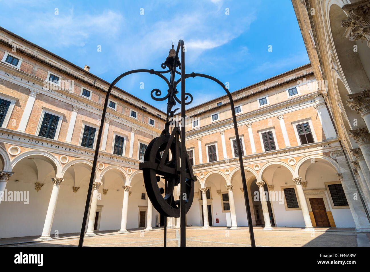 Palais Ducal cour avec les touristes à Urbino, Italie. Banque D'Images