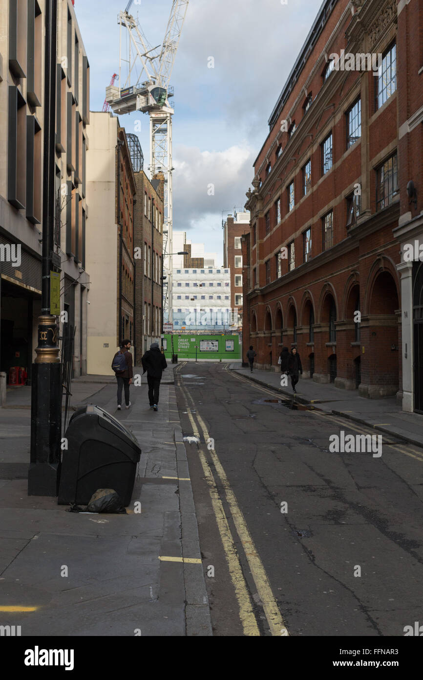 Une rue de Londres avec une grue Banque D'Images