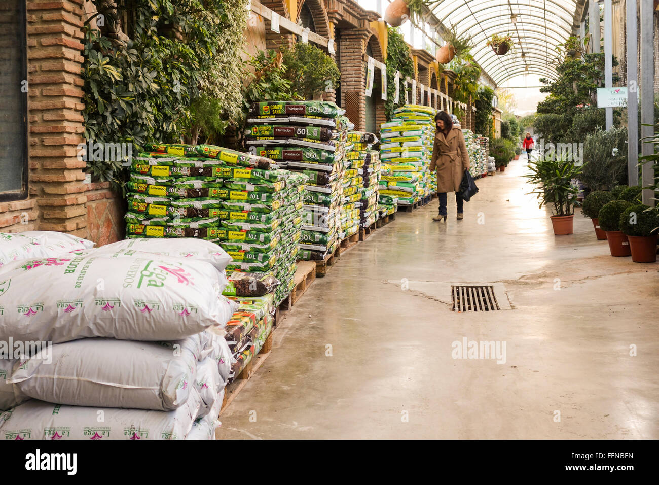 Femme au Garden centre, offrant des plantes, du compost, des engrais, de l'Espagne. Banque D'Images