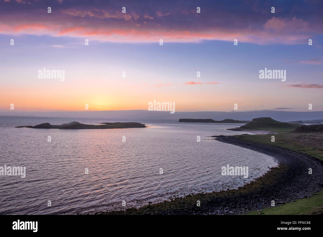 Magenta coucher de soleil sur la plage des coraux à loch dunvegan avec îlots sombre Banque D'Images