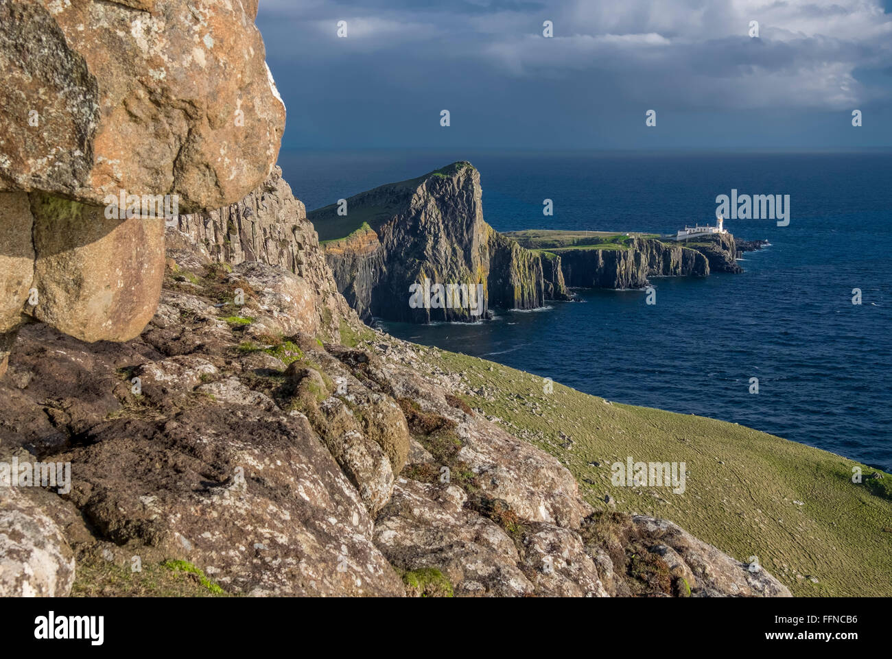 Neist point lighthouse avec détail les roches et les falaises à la recherche à promontary - skye Banque D'Images