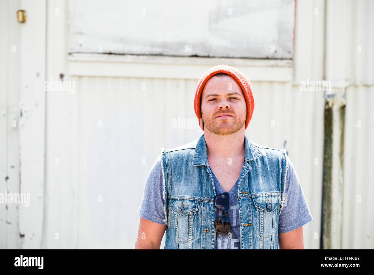 Modèle masculin à la mode à l'extérieur pour créer un portrait unique avec un hippie avant-look. Banque D'Images