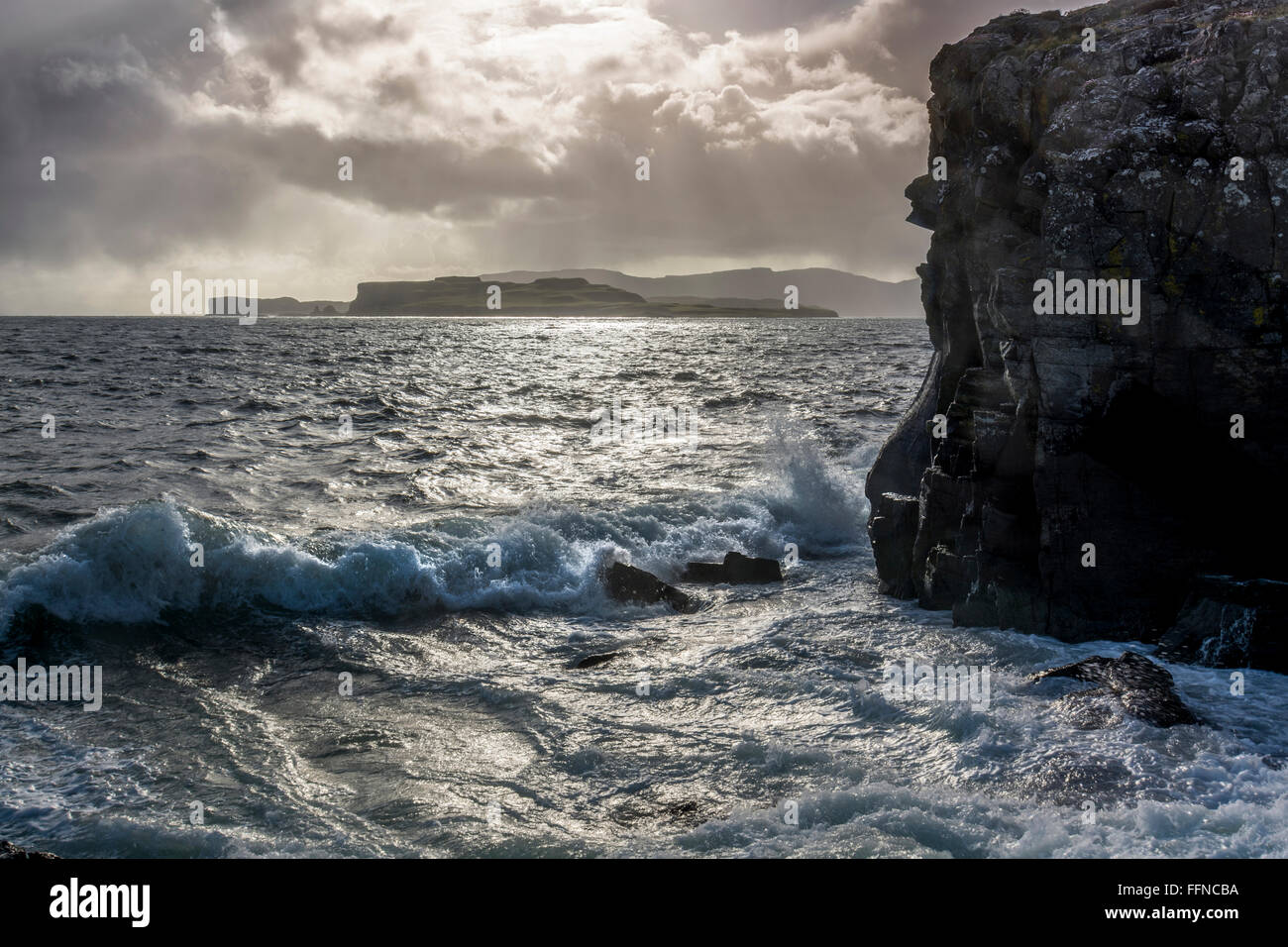 Surfez à l'autre avec des vagues à la falaise de duirinish avec dans la tempête Banque D'Images
