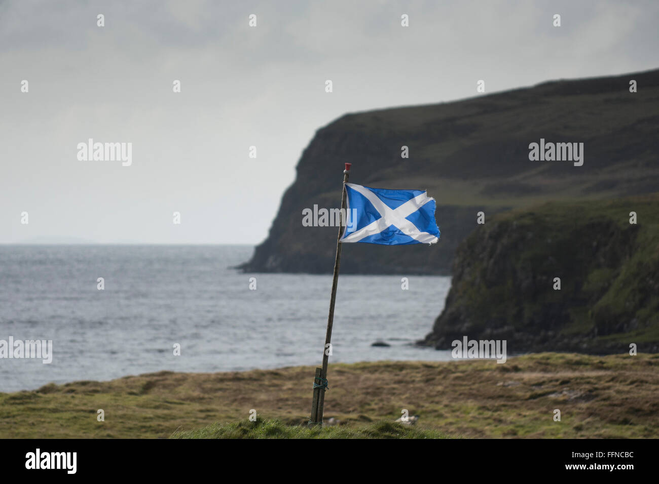 Sautoir drapeau à ullinish avec sentiment de l'indépendance pro falaises écossais Banque D'Images