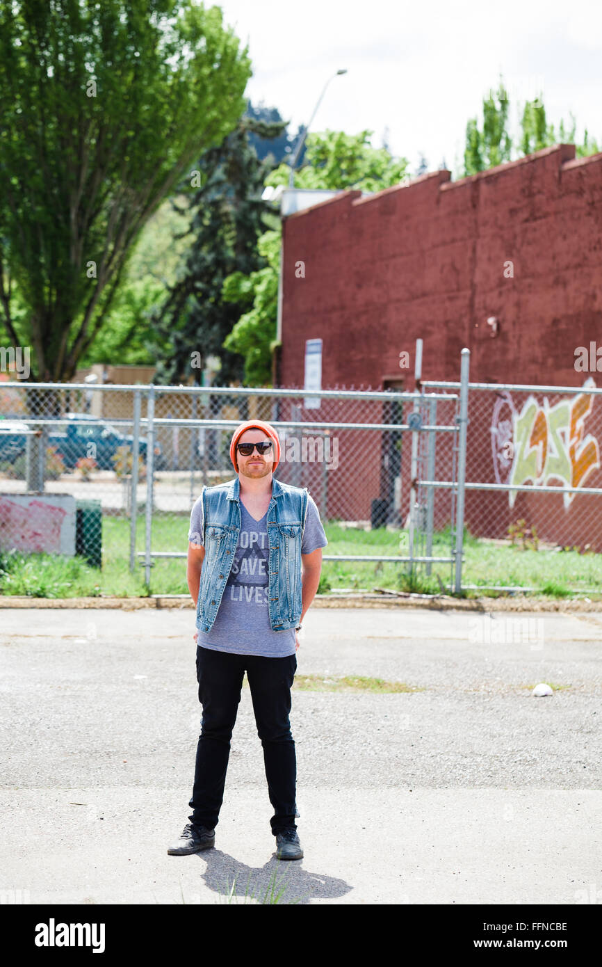 Modèle masculin à la mode à l'extérieur pour créer un portrait unique avec un hippie avant-look. Banque D'Images