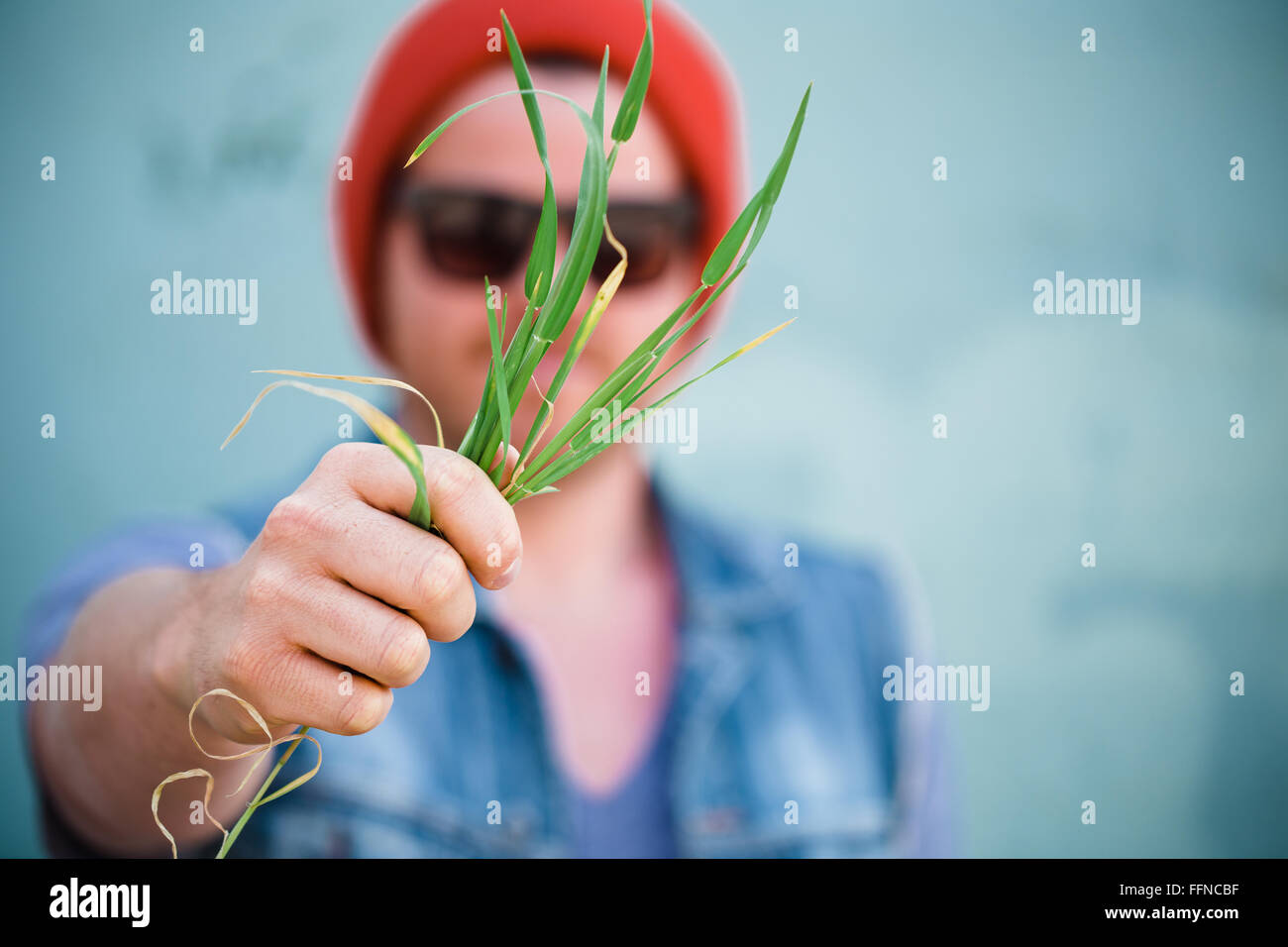 Modèle masculin à la mode à l'extérieur pour créer un portrait unique avec un hippie avant-look. Banque D'Images