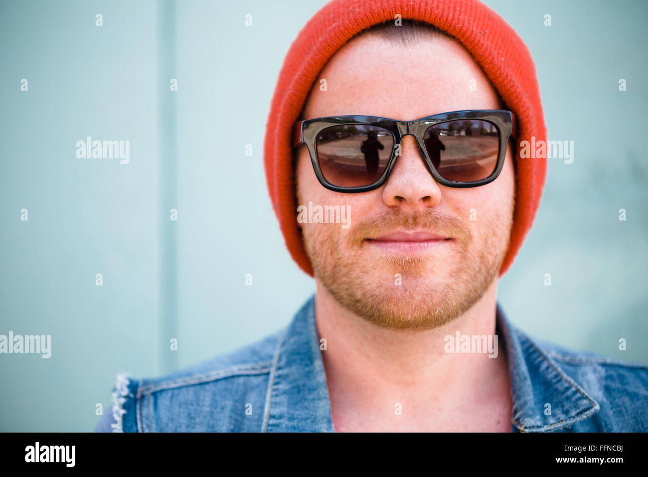 Modèle masculin à la mode à l'extérieur pour créer un portrait unique avec un hippie avant-look. Banque D'Images