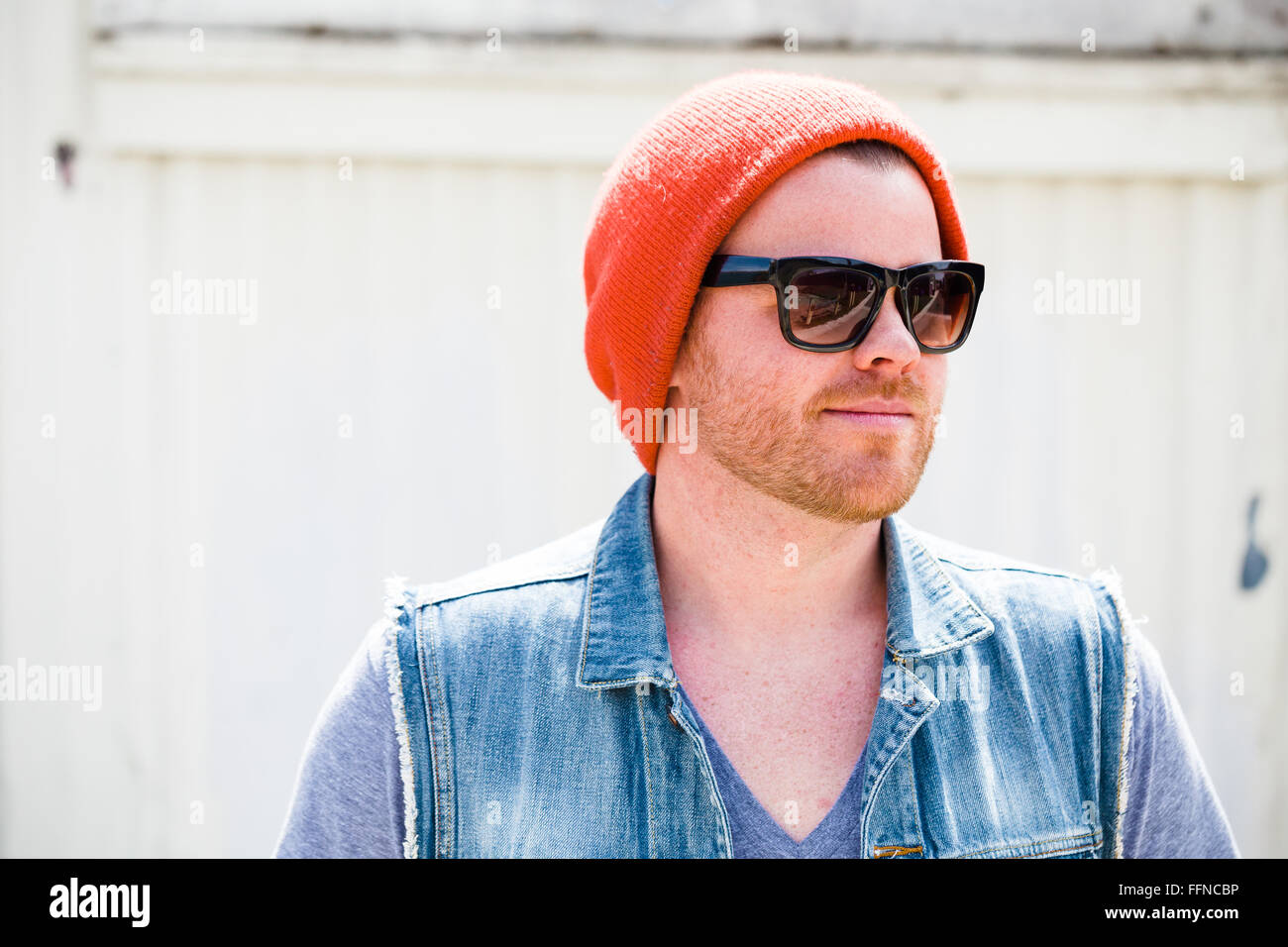 Modèle masculin à la mode à l'extérieur pour créer un portrait unique avec un hippie avant-look. Banque D'Images
