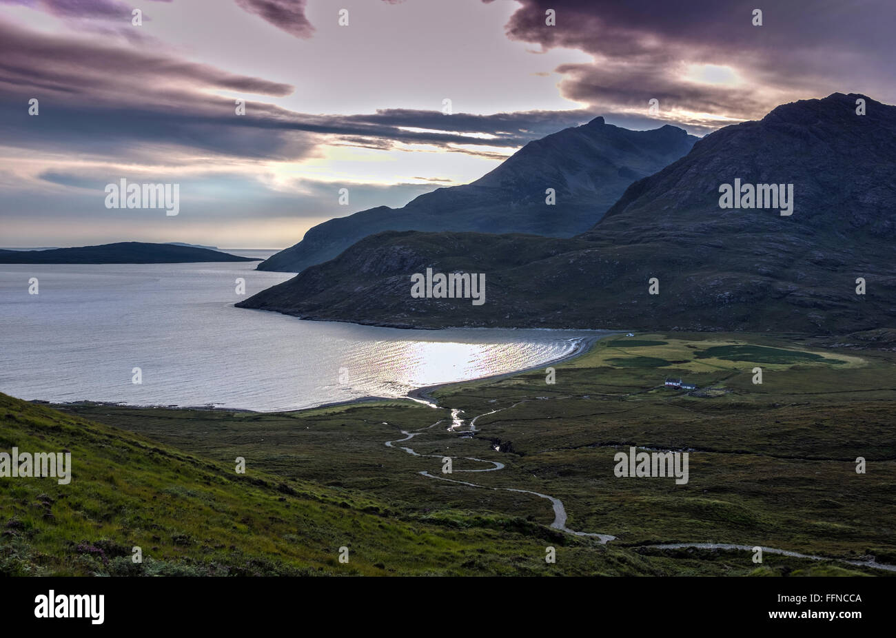 Camansunary bothy soay au coucher du soleil près de la marche pour les cuillins Banque D'Images