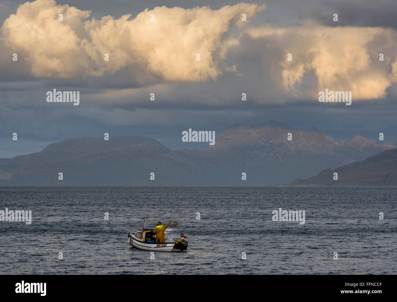 Très petit bateau de pêche côtière, deux homme à mallaig dans la tempête Banque D'Images