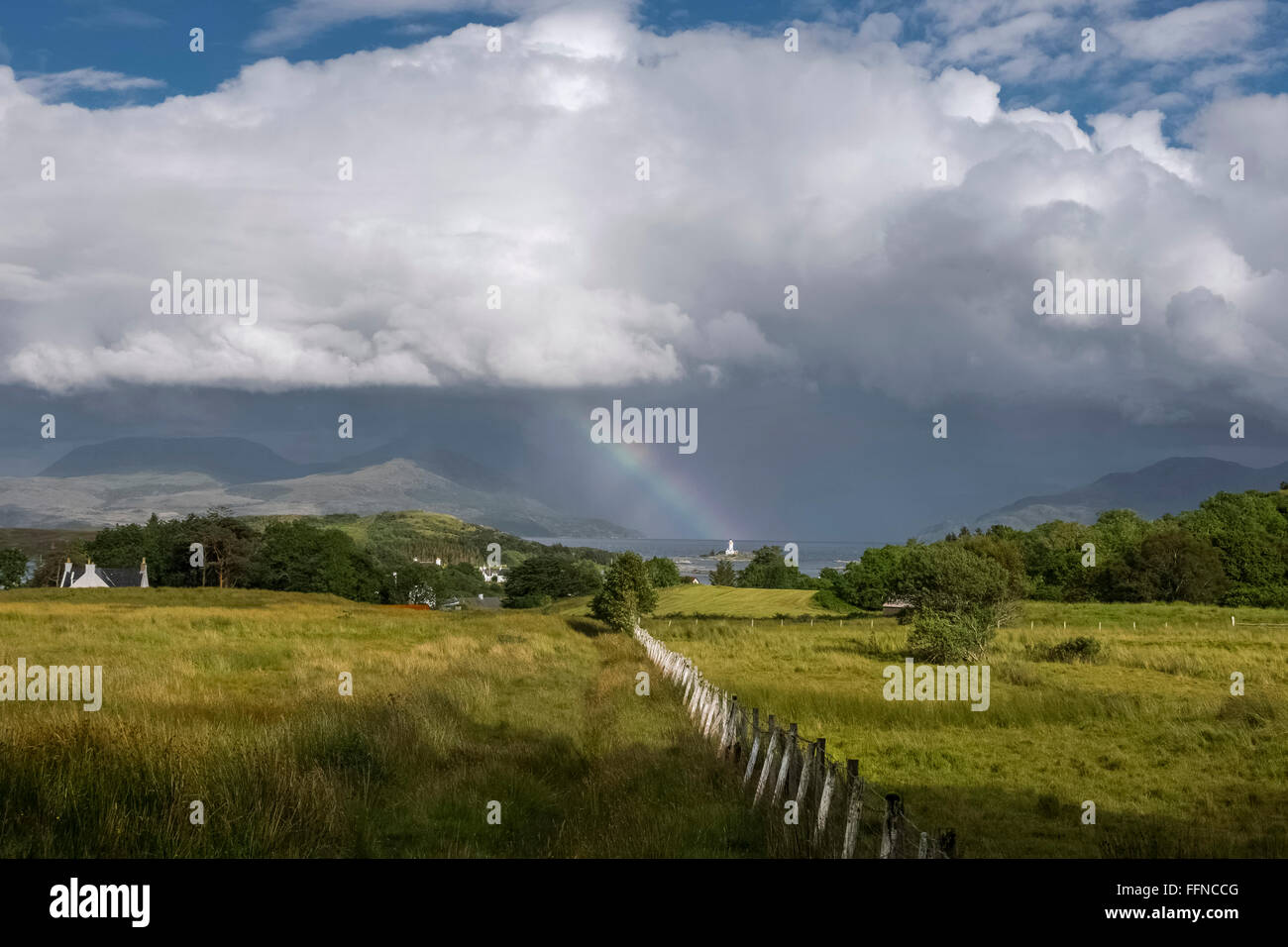Rainbow et orageuse, Skye skye à isleornsay Banque D'Images