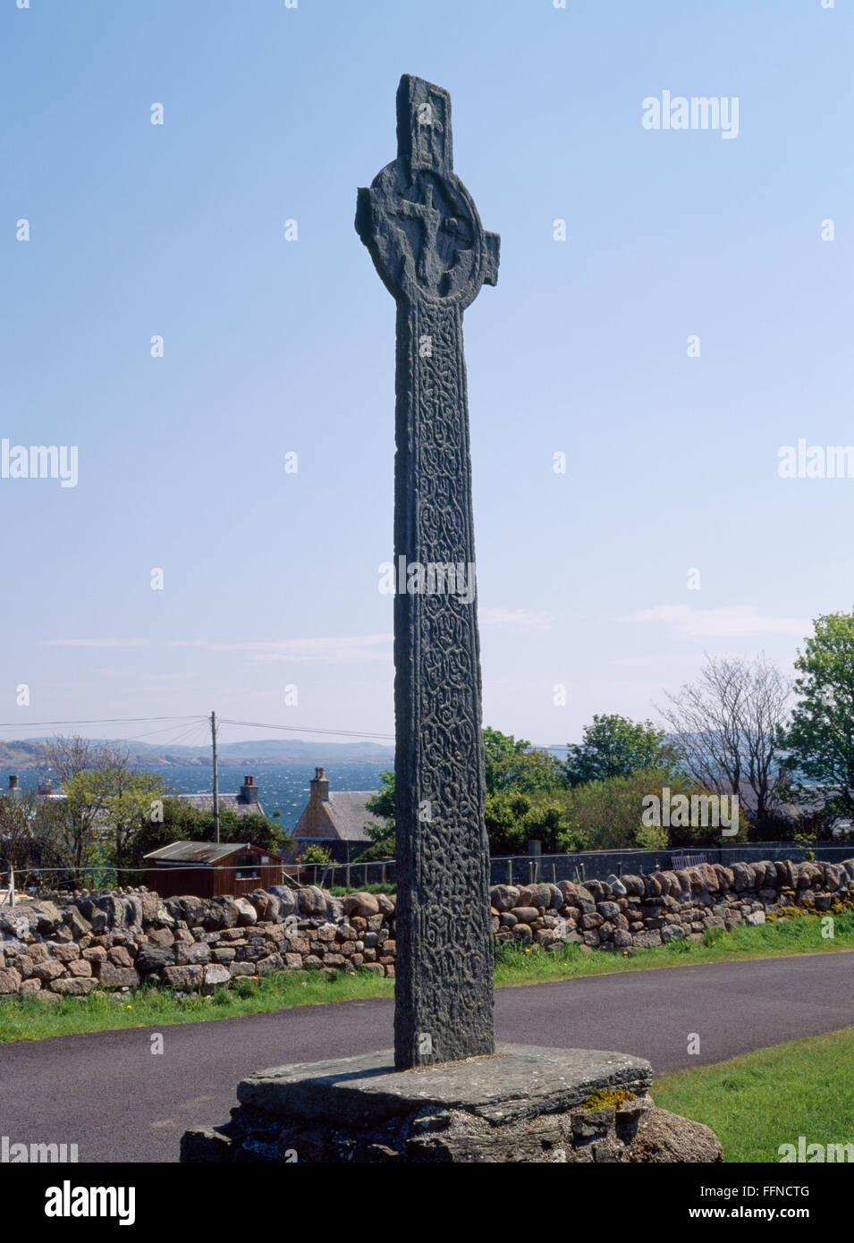 Face avant (W) de la revue MacLean's C 15ème cross, Iona, Argyll, commandé par Clan MacLean en pèlerin's wayside cross-prière à la jonction de 3 rues. Banque D'Images