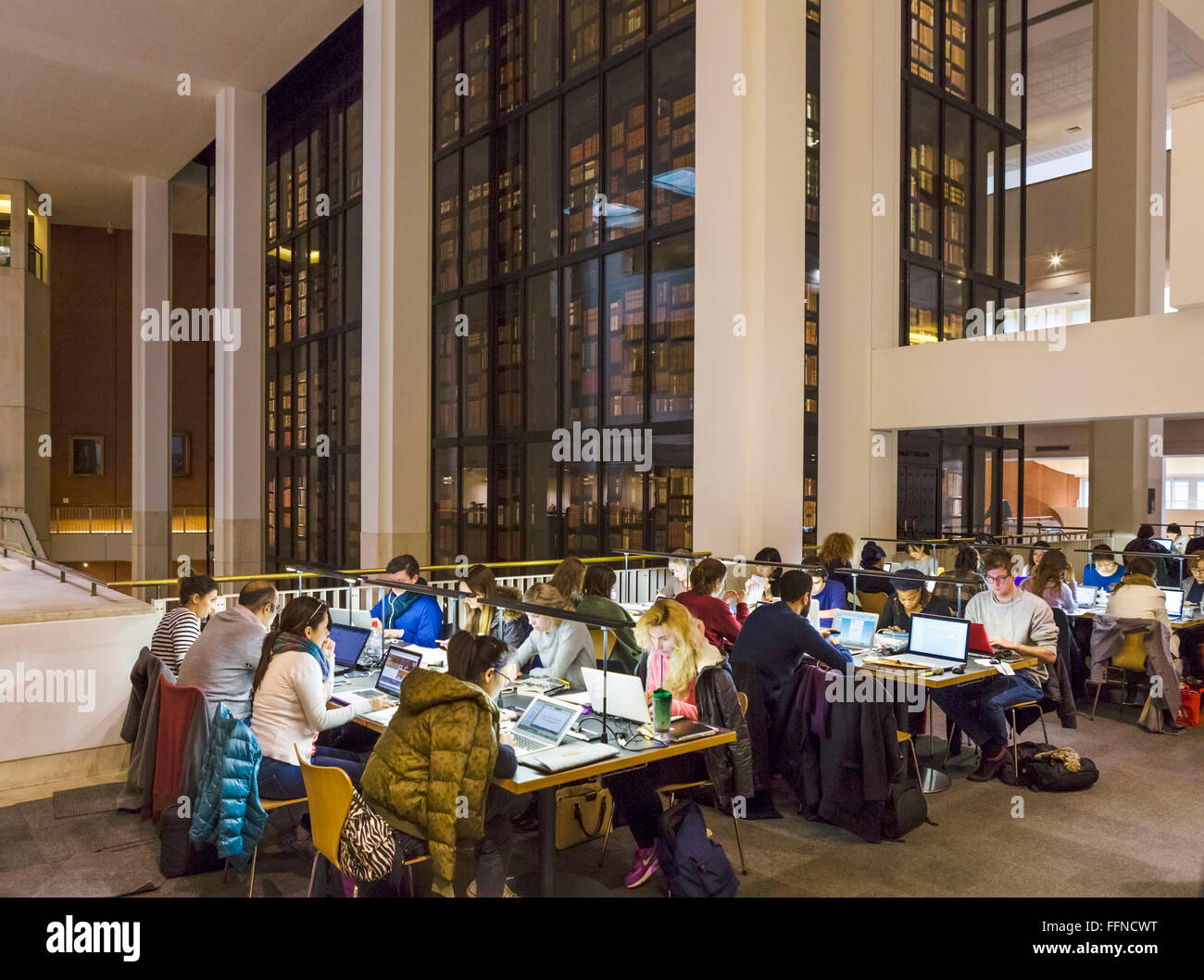 Zone d'étude avec la bibliothèque du roi derrière, la British Library, London, England, UK Banque D'Images