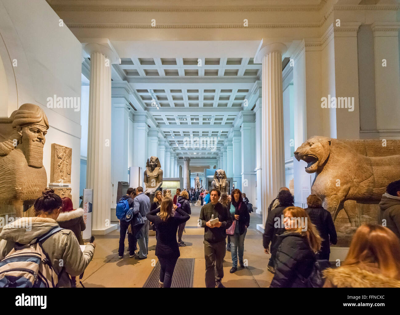 Les visiteurs dans l'ancienne Egypte Galerie sculpture égyptienne, British Museum, Bloomsbury, London, England, UK Banque D'Images