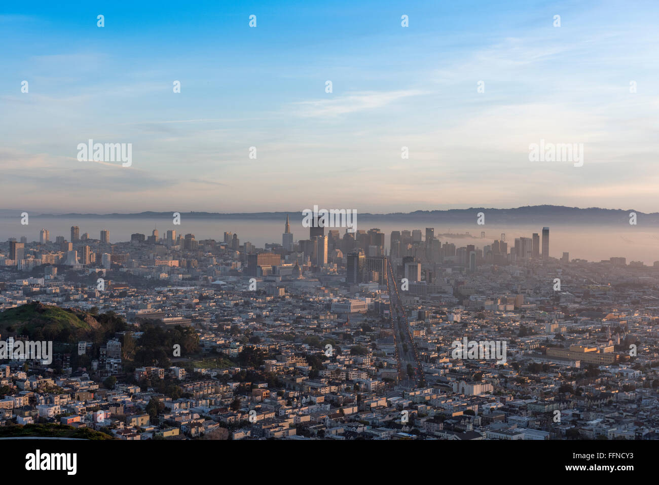 Le centre-ville de San Francisco, vu de l'Twin Peaks vue tôt le matin. La Californie, USA Banque D'Images