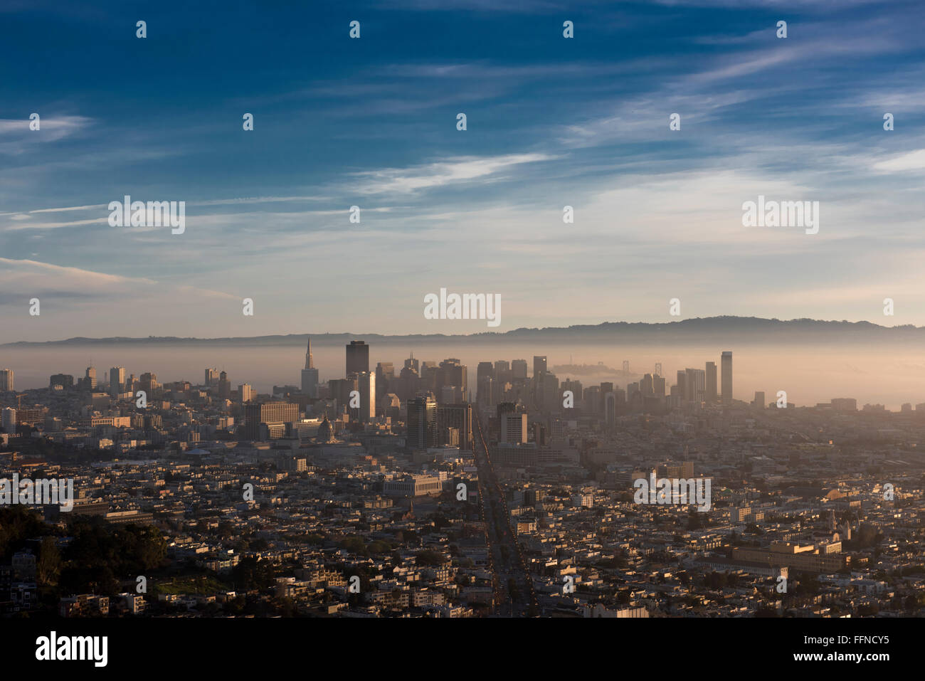 Le centre-ville de San Francisco, vu de l'Twin Peaks vue tôt le matin. La Californie, USA Banque D'Images