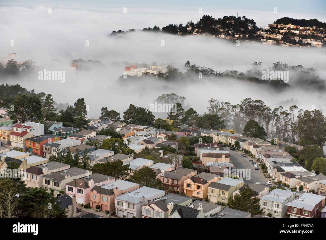 Maisons avec brouillard près de la Twin Peaks monument, San Francisco, California, USA Banque D'Images