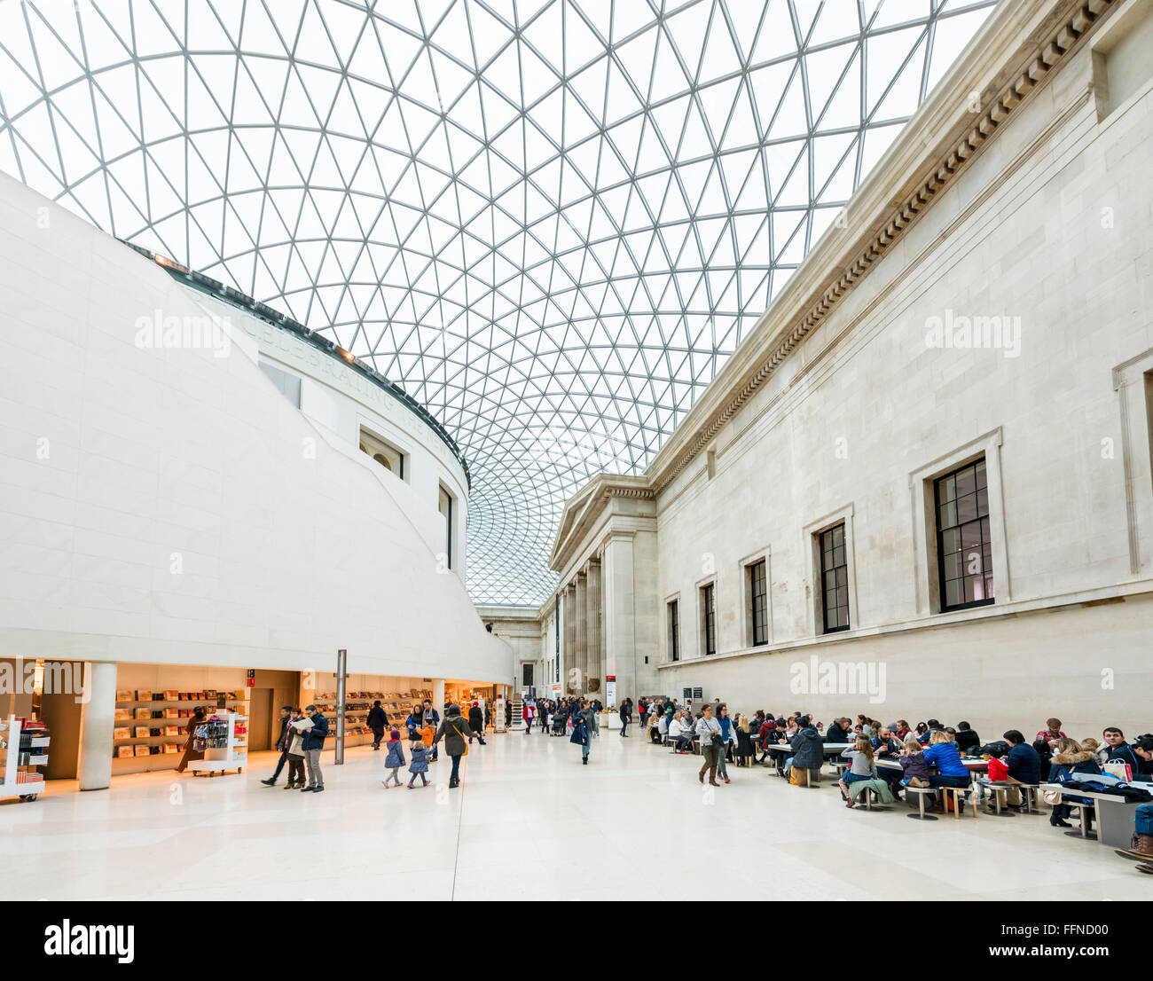 Dans la grande cour du British Museum, Bloomsbury, London, England, UK Banque D'Images