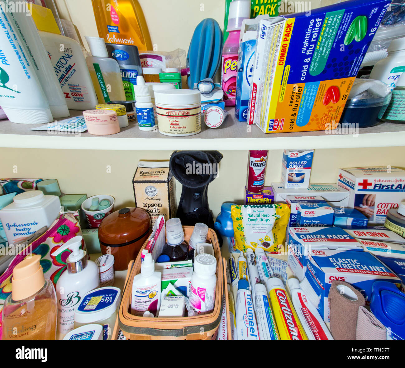 Vue grand angle d'accueil armoire à pharmacie des étagères pleines de produits pharmaceutiques, les médicaments, les baumes, les bandages, les onguents and personals Banque D'Images