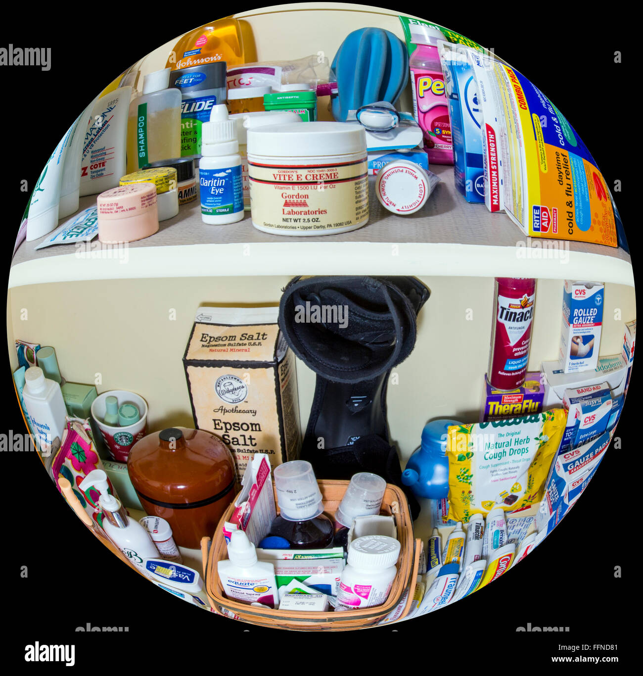 Vue de Fisheye accueil armoire à pharmacie des étagères pleines de produits pharmaceutiques, les médicaments, les baumes, les bandages, les onguents and personals Banque D'Images