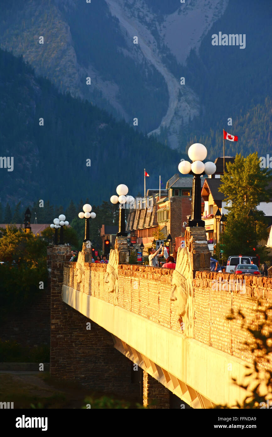 Pont de la rivière Bow, dans la lumière au coucher du soleil, Banff, Canada Banque D'Images