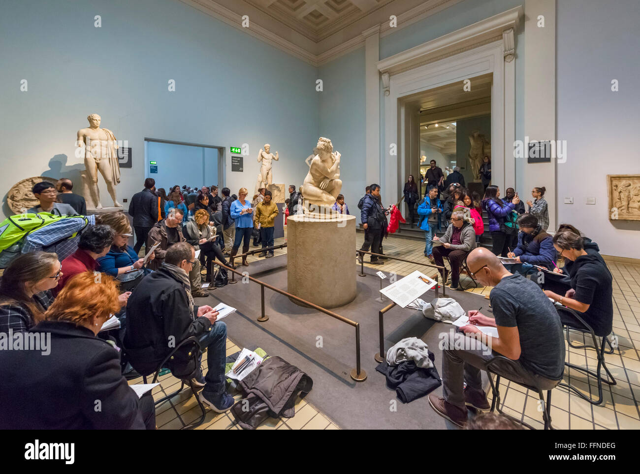 Une classe d'art à l'avant du Lely Vénus en galerie 23, la Grèce antique et à Rome, galeries, British Museum, Londres, Angleterre, Royaume-Uni Banque D'Images