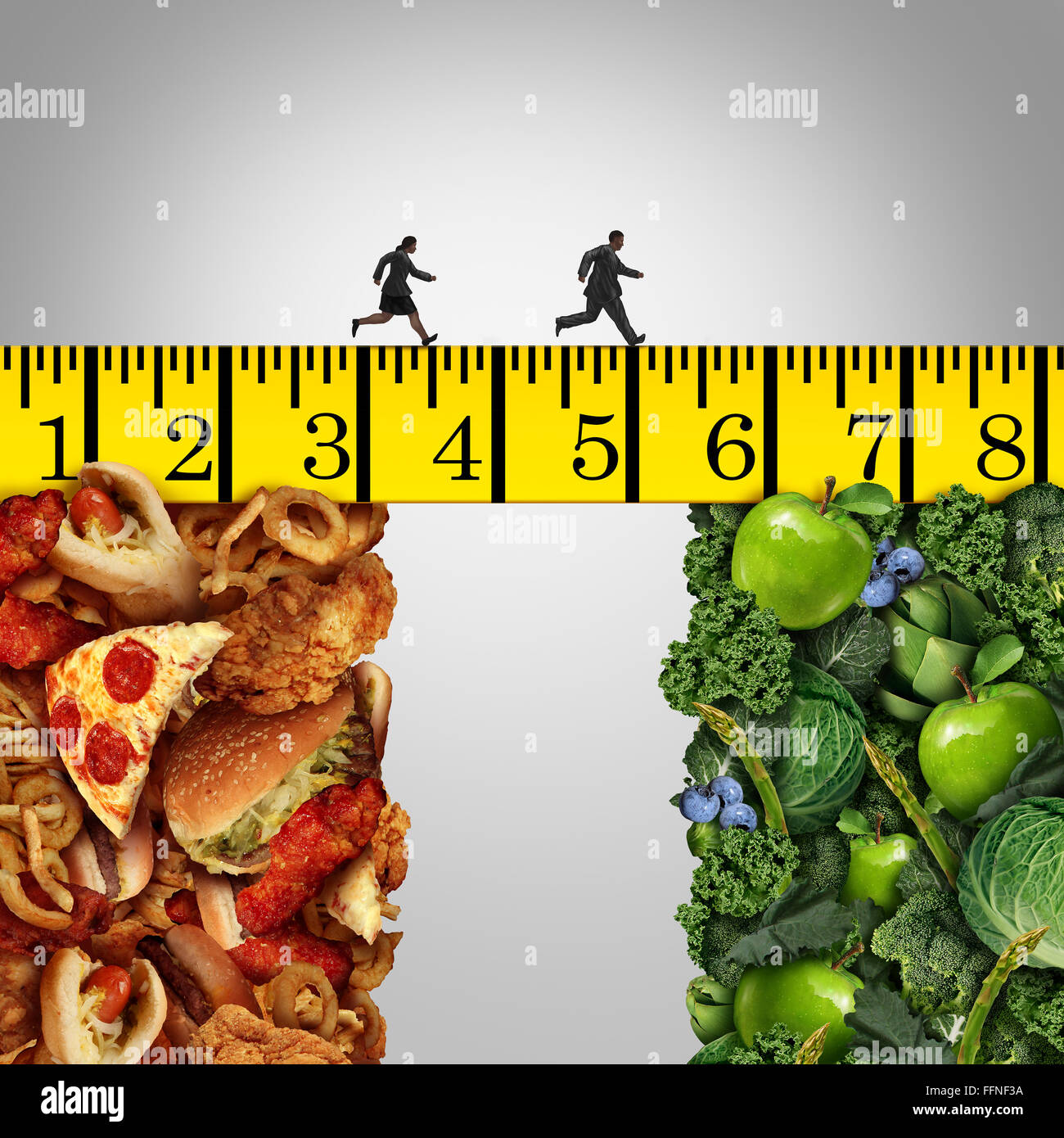 Changer de vie comme un régime alimentaire et de remise en forme avec un concept de l'embonpoint et obésité femme homme qui court sur un ruban à mesurer pont à traverser plus d'aliments malsains pour les fruits et légumes. Banque D'Images