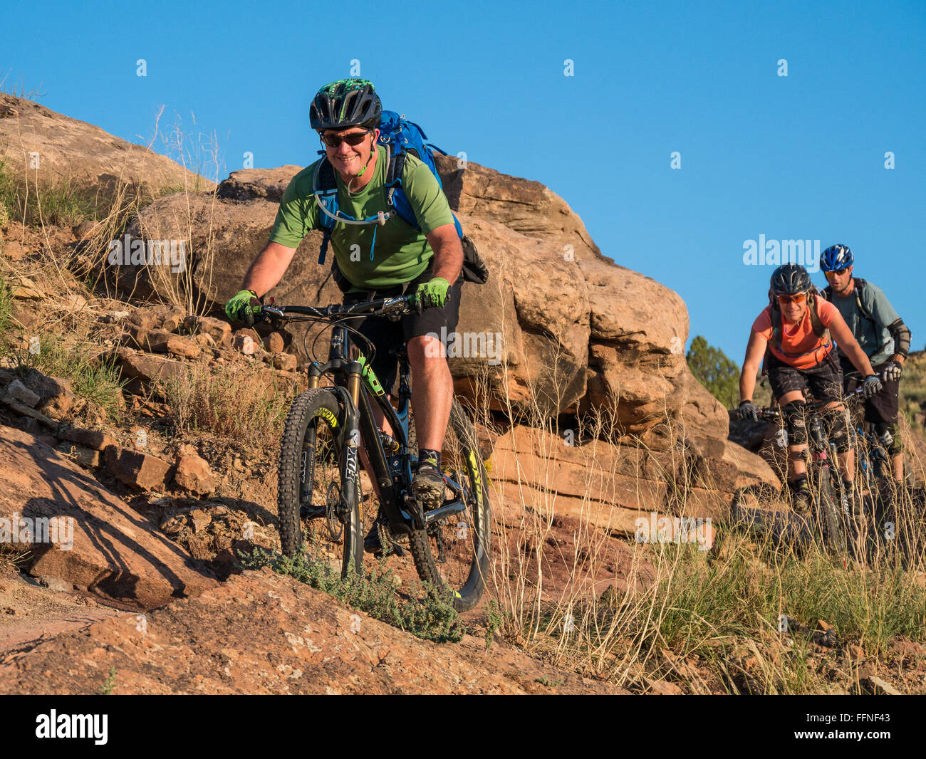 Riders vtt un sentier de randonnée en boucle, le déjeuner, Grand Junction, Colorado. Banque D'Images