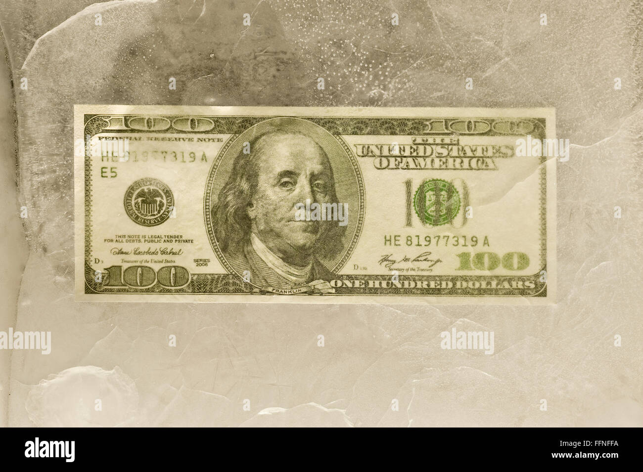 One Hundred Dollar Bill pris dans la glace Banque D'Images