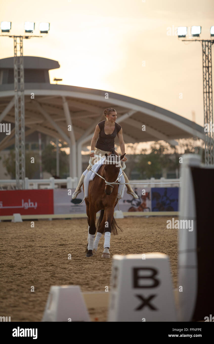 Rider la préparation dans la pratique arena au CHI Al Shaqab pour voltige acrobatique Banque D'Images