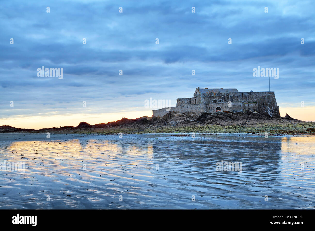 Fort National sur le coucher du soleil à Saint Malo, Bretagne, France Banque D'Images