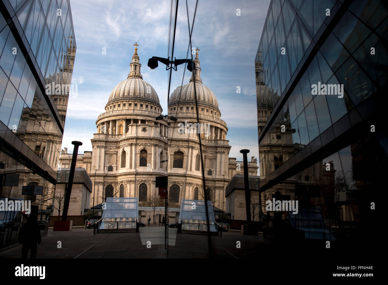 Se penchant dôme de la Cathédrale St Paul la réflexion Banque D'Images