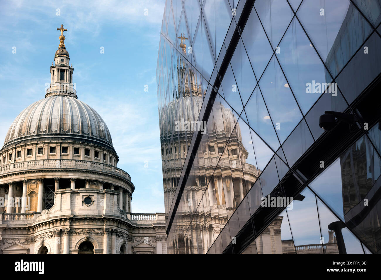 La Cathédrale St Paul reflet miroir de Pise Banque D'Images